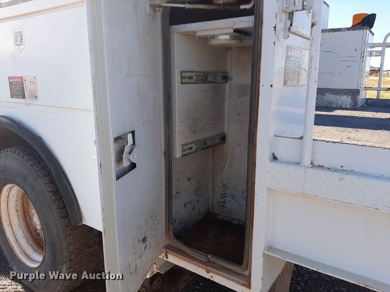 image for item KD9071 2002 Chevrolet C7500  bucket truck