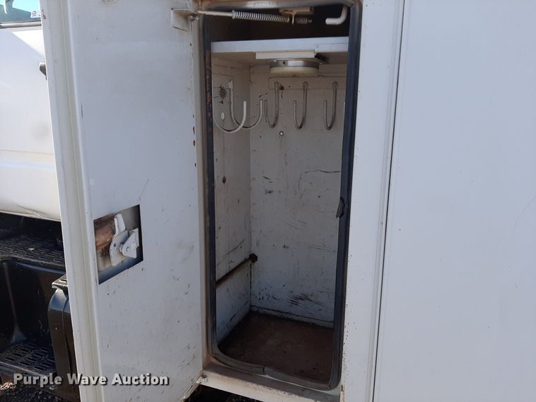 image for item KD9071 2002 Chevrolet C7500  bucket truck