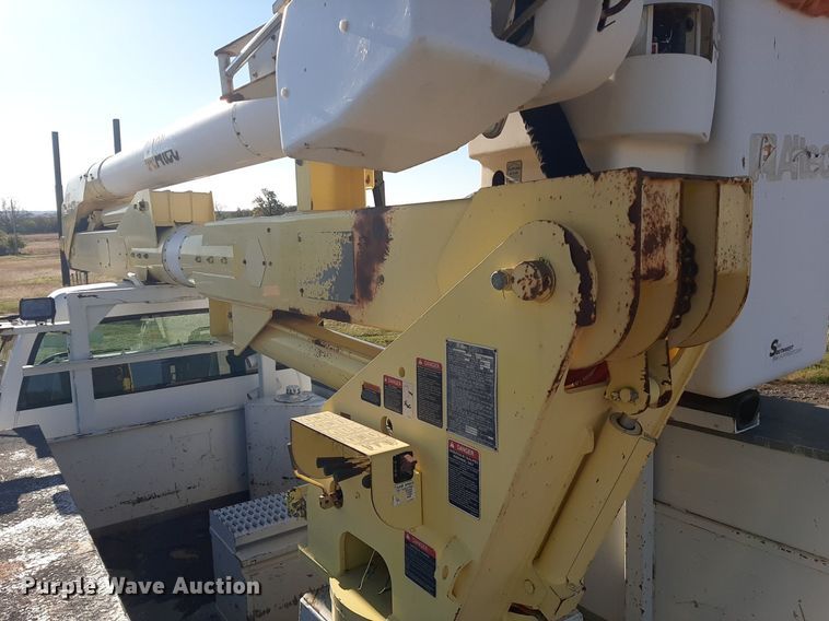 image for item KD9071 2002 Chevrolet C7500  bucket truck