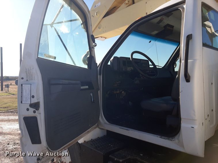 image for item KD9071 2002 Chevrolet C7500  bucket truck