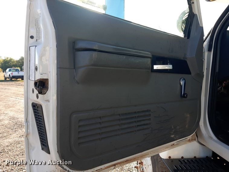 image for item KD9071 2002 Chevrolet C7500  bucket truck