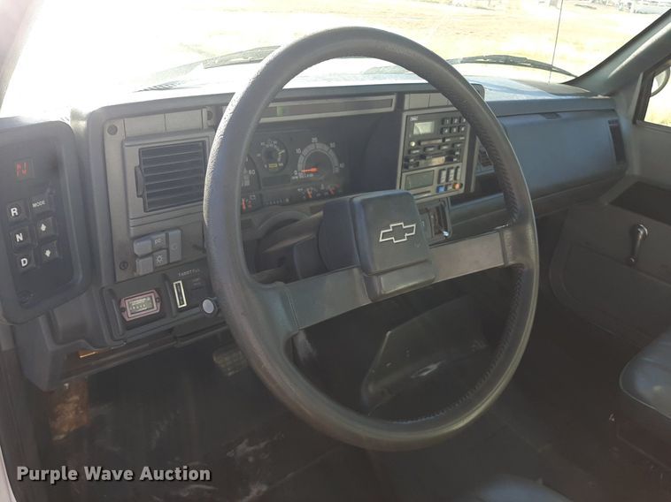 image for item KD9071 2002 Chevrolet C7500  bucket truck