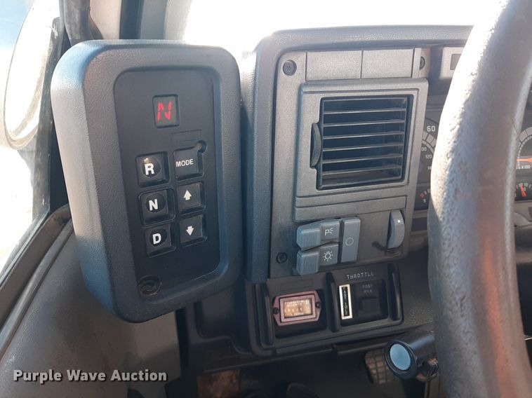 image for item KD9071 2002 Chevrolet C7500  bucket truck