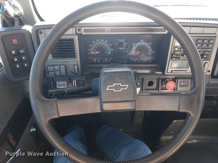 image for item KD9071 2002 Chevrolet C7500  bucket truck