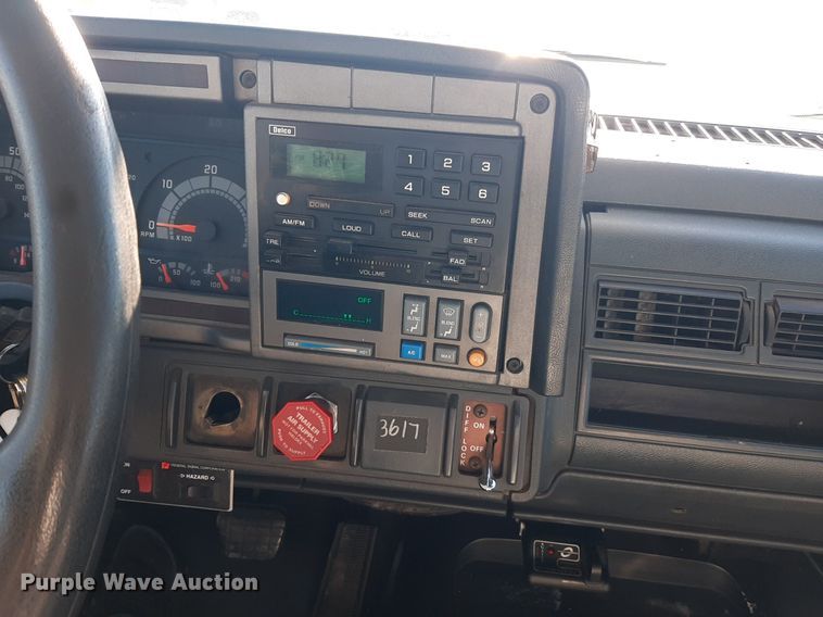 image for item KD9071 2002 Chevrolet C7500  bucket truck