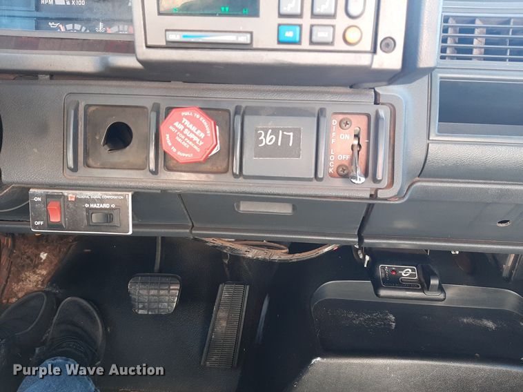 image for item KD9071 2002 Chevrolet C7500  bucket truck