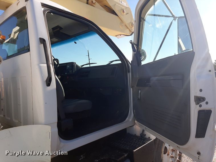 image for item KD9071 2002 Chevrolet C7500  bucket truck