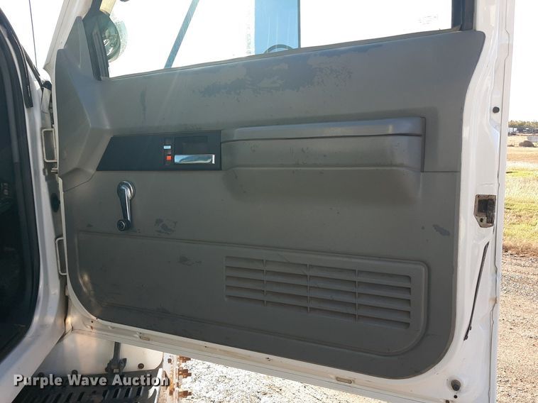 image for item KD9071 2002 Chevrolet C7500  bucket truck