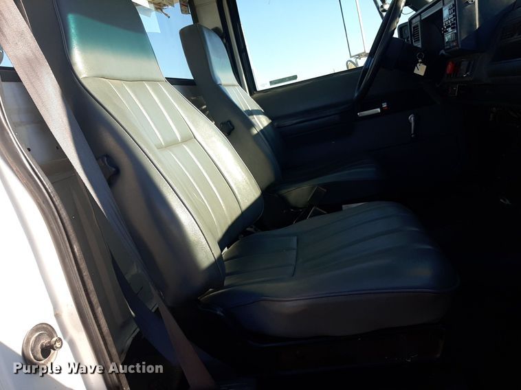 image for item KD9071 2002 Chevrolet C7500  bucket truck