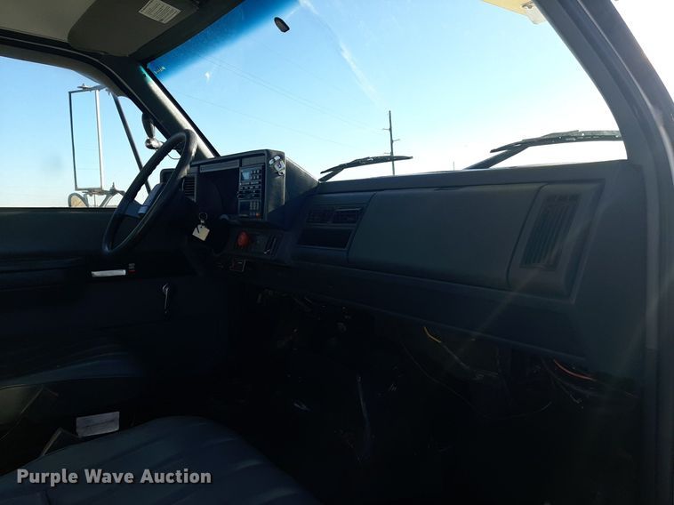 image for item KD9071 2002 Chevrolet C7500  bucket truck