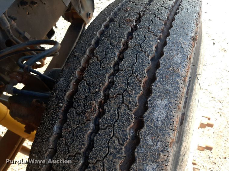 image for item KD9071 2002 Chevrolet C7500  bucket truck