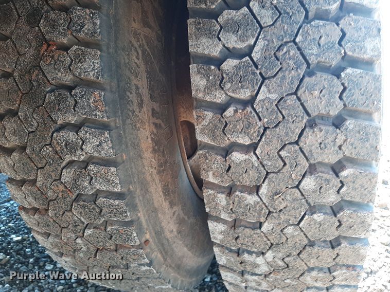 image for item KD9071 2002 Chevrolet C7500  bucket truck