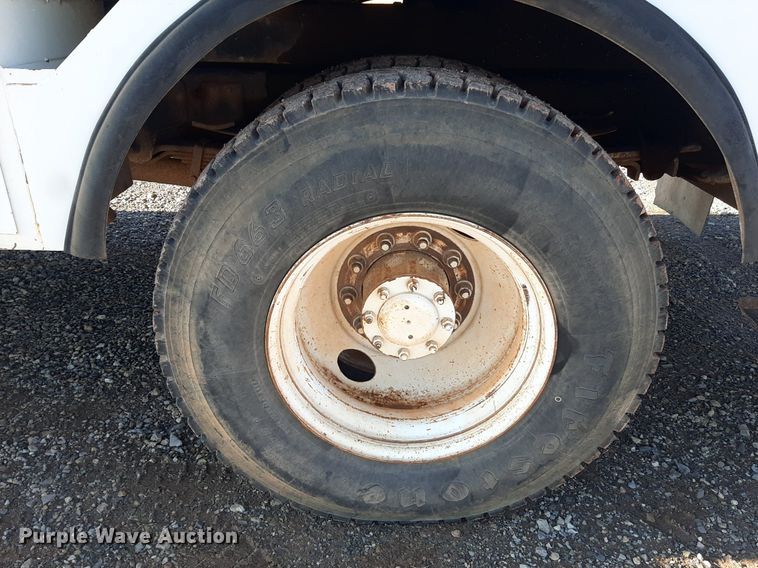 image for item KD9071 2002 Chevrolet C7500  bucket truck