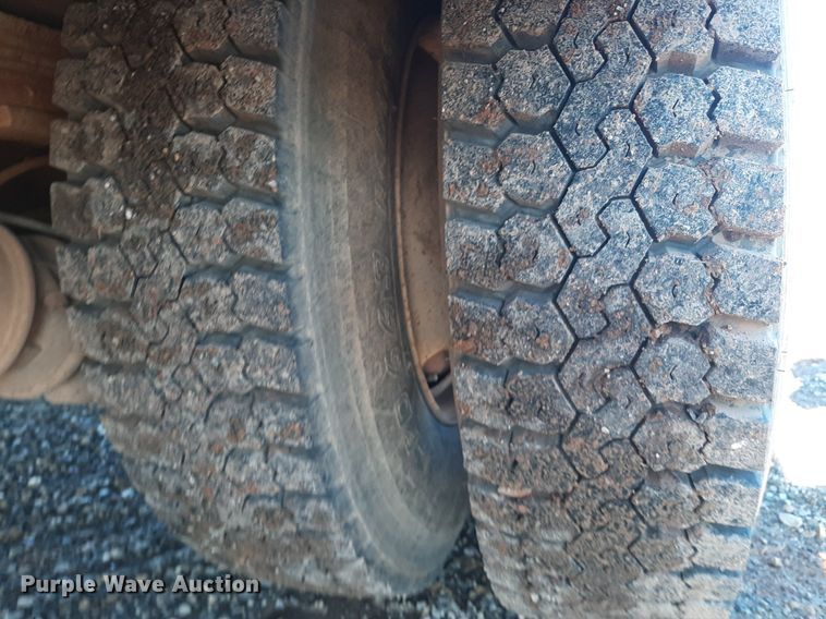 image for item KD9071 2002 Chevrolet C7500  bucket truck