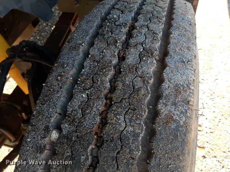 image for item KD9071 2002 Chevrolet C7500  bucket truck