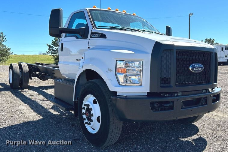 image for item KH9543 2017 Ford F750 Super Duty  truck cab and chassis