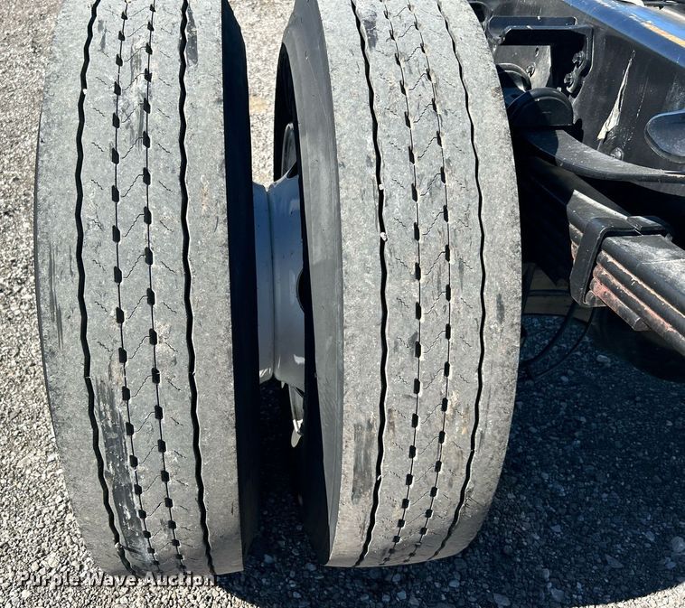 image for item KH9543 2017 Ford F750 Super Duty  truck cab and chassis