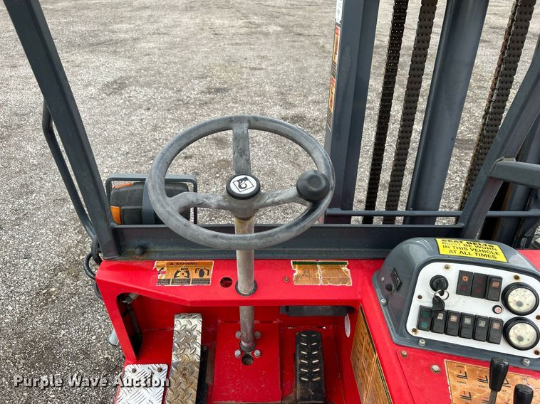 image for item KH9556 2007 Moffett M55.4  forklift