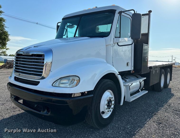 image for item KW9199 2007 Freightliner Columbia  flatbed truck