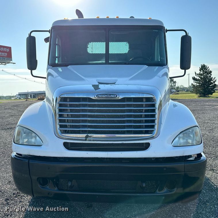 image for item KW9199 2007 Freightliner Columbia  flatbed truck