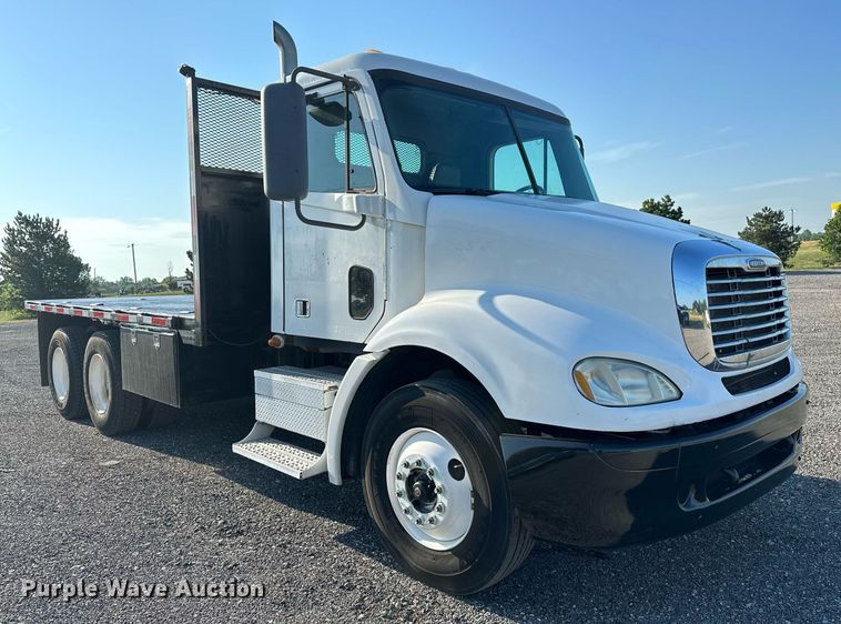 image for item KW9199 2007 Freightliner Columbia  flatbed truck