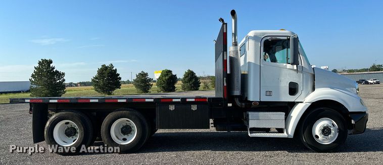 image for item KW9199 2007 Freightliner Columbia  flatbed truck