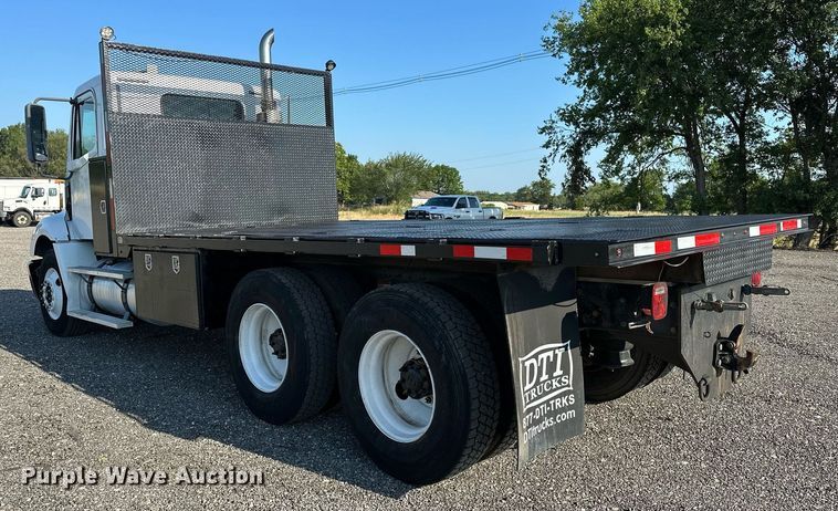 image for item KW9199 2007 Freightliner Columbia  flatbed truck