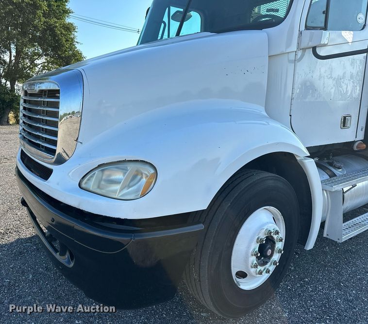 image for item KW9199 2007 Freightliner Columbia  flatbed truck