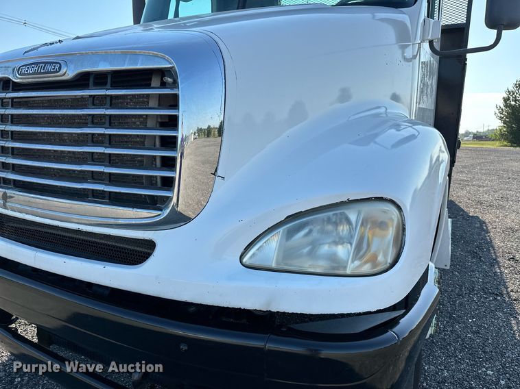 image for item KW9199 2007 Freightliner Columbia  flatbed truck