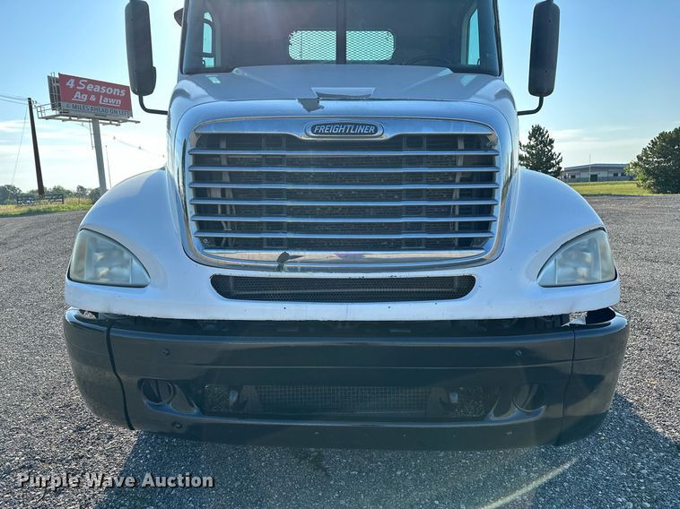 image for item KW9199 2007 Freightliner Columbia  flatbed truck