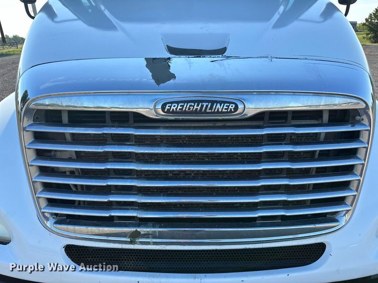 image for item KW9199 2007 Freightliner Columbia  flatbed truck