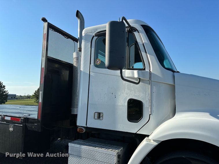 image for item KW9199 2007 Freightliner Columbia  flatbed truck