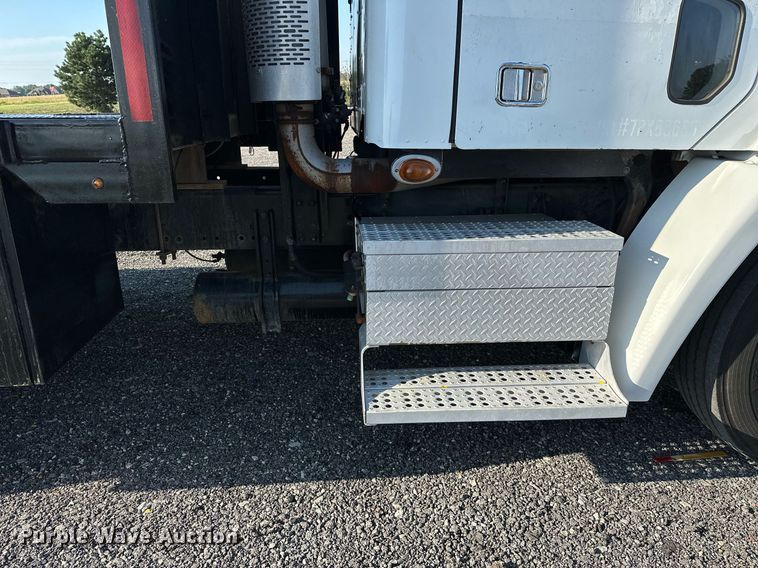 image for item KW9199 2007 Freightliner Columbia  flatbed truck