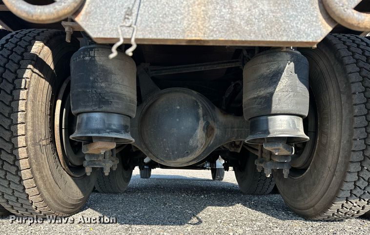 image for item KW9199 2007 Freightliner Columbia  flatbed truck