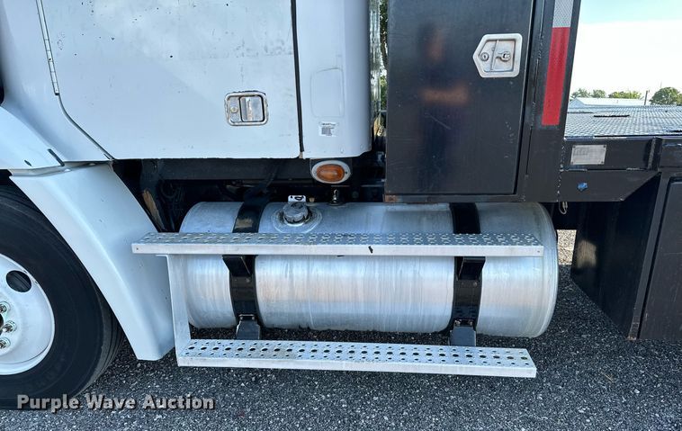 image for item KW9199 2007 Freightliner Columbia  flatbed truck