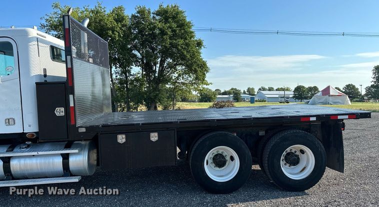 image for item KW9199 2007 Freightliner Columbia  flatbed truck