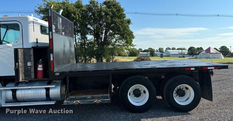 image for item KW9199 2007 Freightliner Columbia  flatbed truck