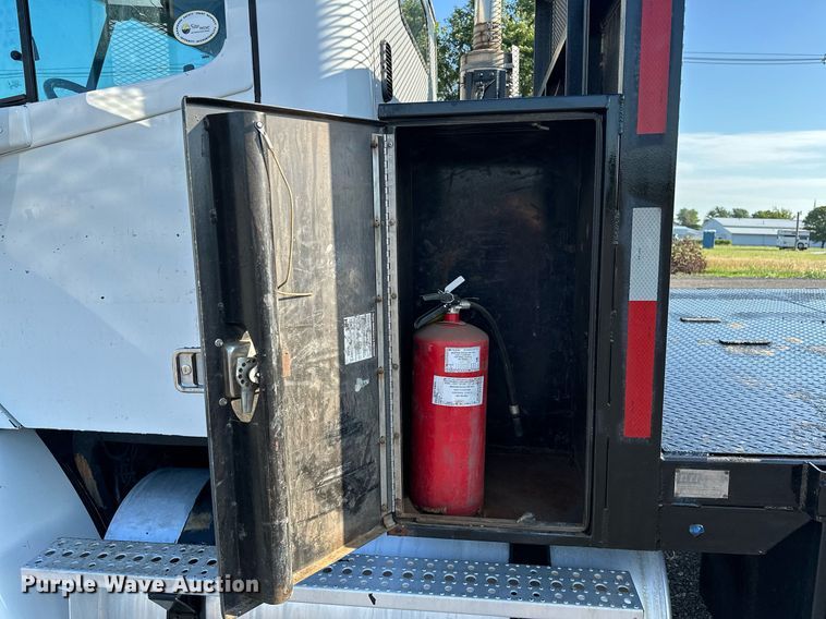 image for item KW9199 2007 Freightliner Columbia  flatbed truck