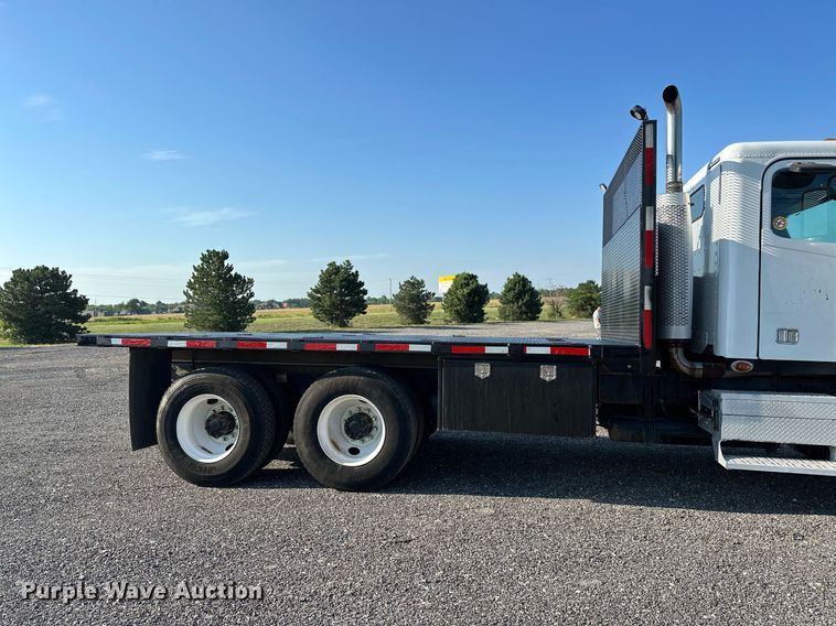 image for item KW9199 2007 Freightliner Columbia  flatbed truck