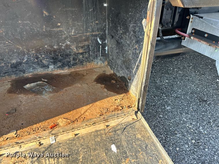 image for item KW9199 2007 Freightliner Columbia  flatbed truck