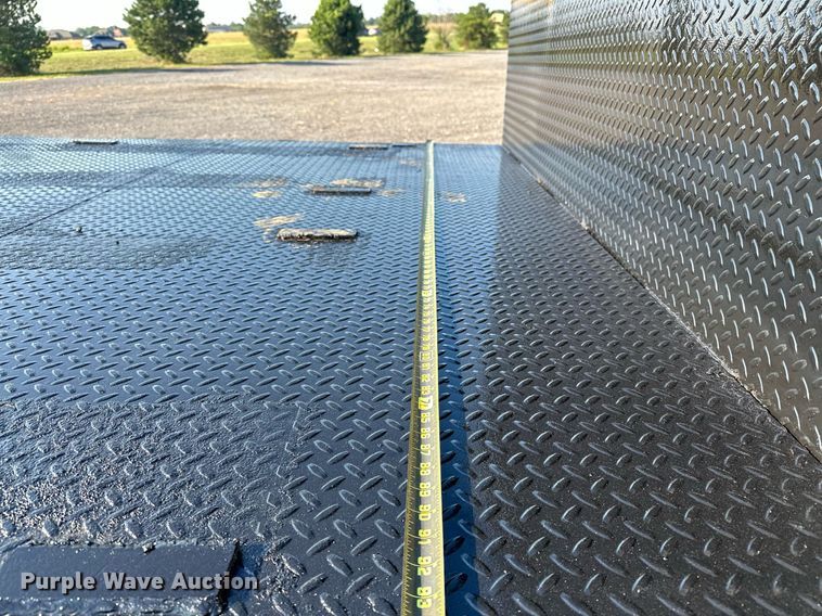 image for item KW9199 2007 Freightliner Columbia  flatbed truck