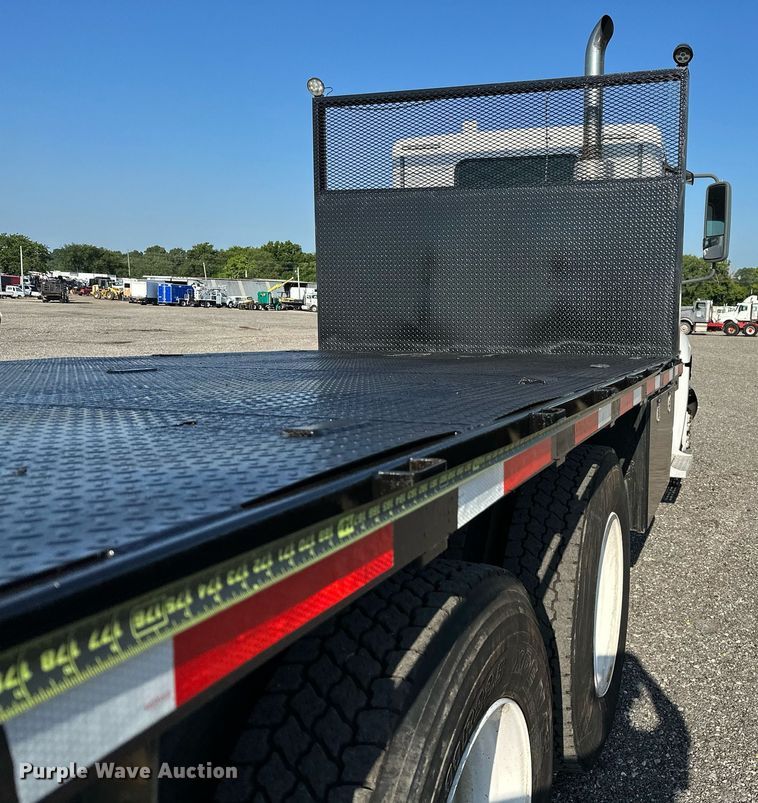 image for item KW9199 2007 Freightliner Columbia  flatbed truck