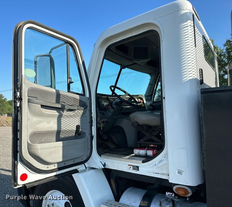 image for item KW9199 2007 Freightliner Columbia  flatbed truck