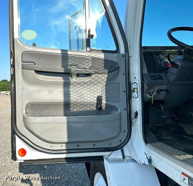 image for item KW9199 2007 Freightliner Columbia  flatbed truck