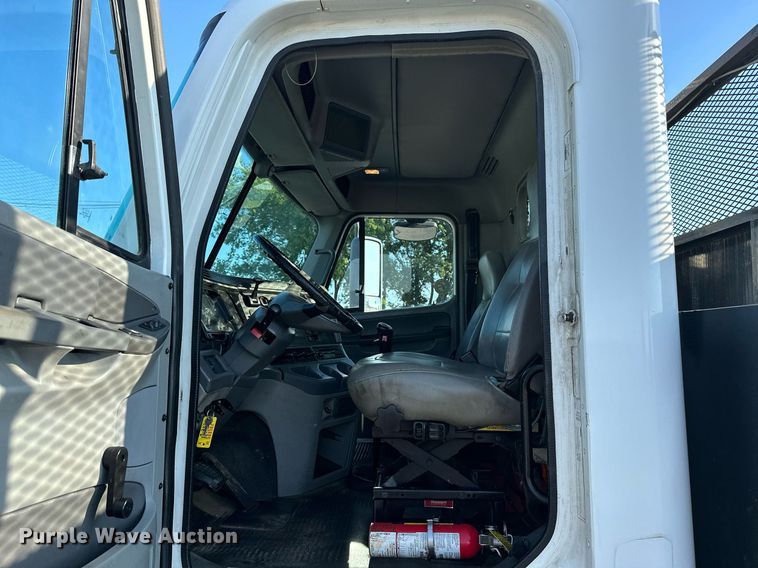 image for item KW9199 2007 Freightliner Columbia  flatbed truck