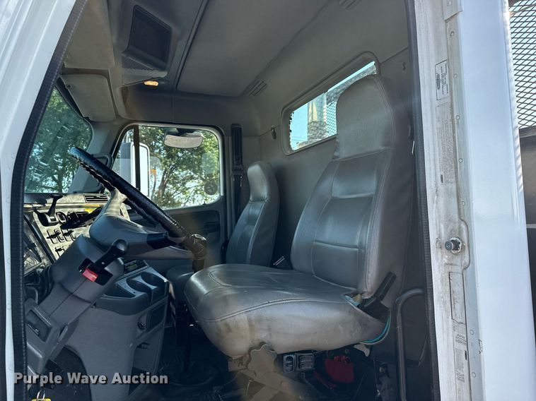 image for item KW9199 2007 Freightliner Columbia  flatbed truck