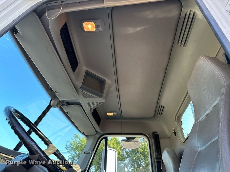 image for item KW9199 2007 Freightliner Columbia  flatbed truck