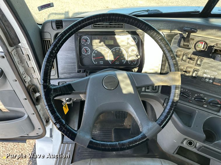 image for item KW9199 2007 Freightliner Columbia  flatbed truck