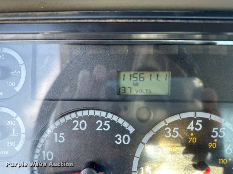 image for item KW9199 2007 Freightliner Columbia  flatbed truck