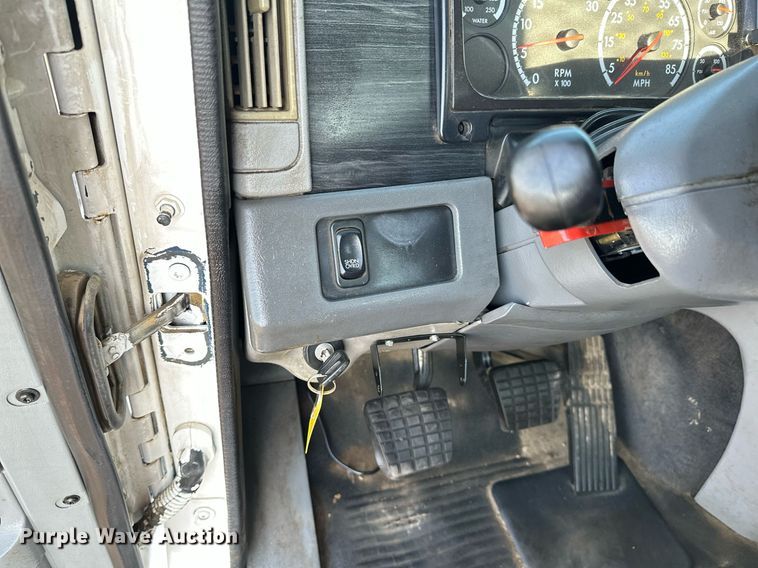 image for item KW9199 2007 Freightliner Columbia  flatbed truck